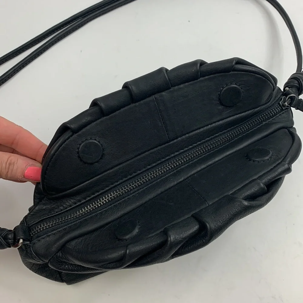 Vintage Leather Shoulder Crossbody bag Black Lined Pockets Zip Magnetic closure